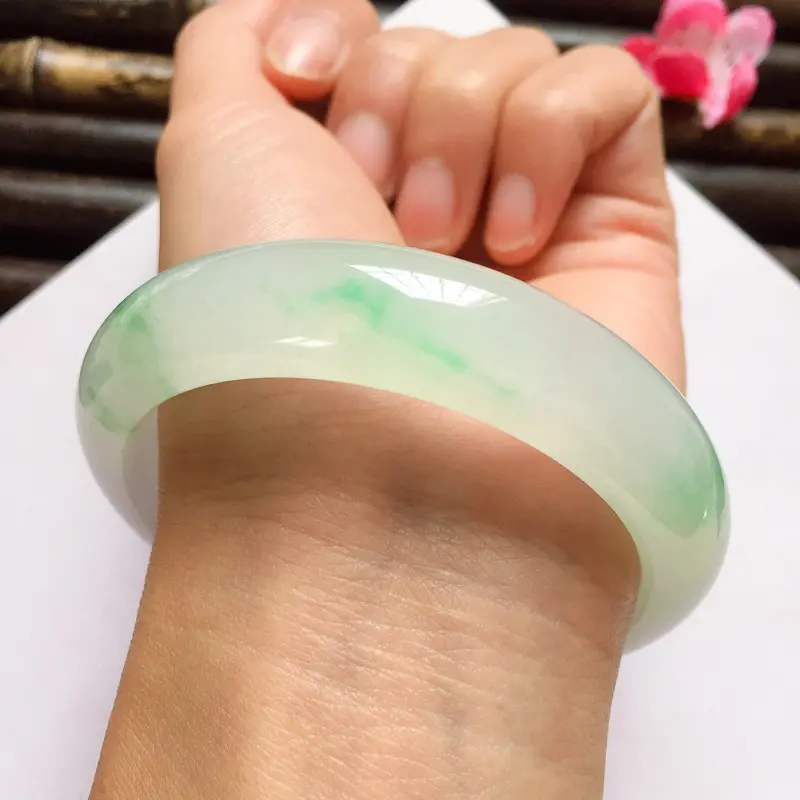 【正圈57.5mm,糯化种飘果绿手镯,底子水润饱满,纯净迷人玉质,清甜果绿花,贵气十足】图3