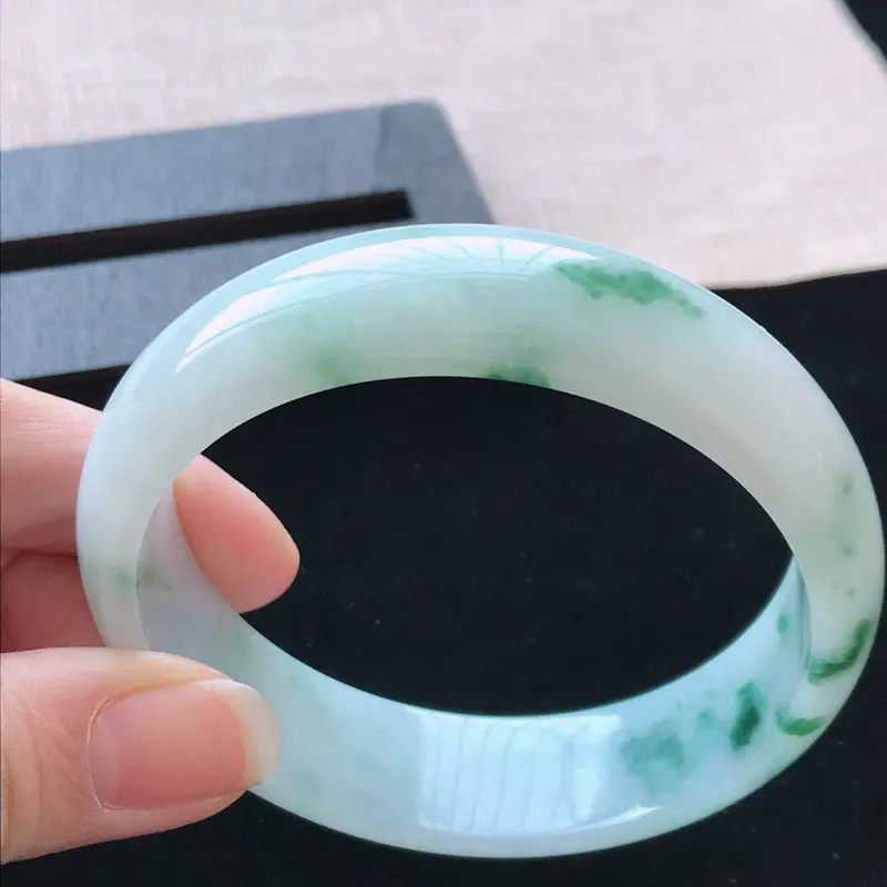 【正圈:57.3。天然翡翠A货。老坑飘绿花手镯。玉质莹润,佩戴清秀优雅。尺寸:57.3*15.8*6.3mm】图5