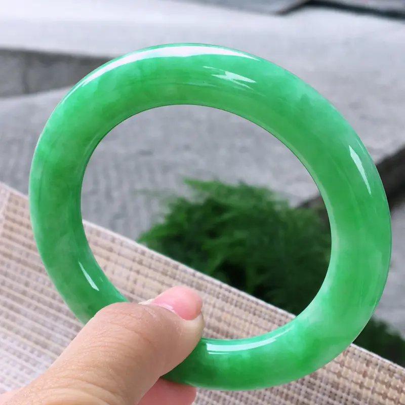 【圆条56,天然A货翡翠-莹润优雅,精美满绿,质地细腻,颜色漂亮,圆条玉手镯 ,尺寸圈口56.0/10.7/11.7 120554】图4