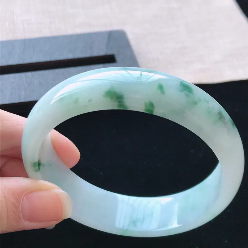 【正圈:57.3。天然翡翠A货。老坑飘绿花手镯。玉质莹润,佩戴清秀优雅。尺寸:57.3*15.8*6.3mm】图2
