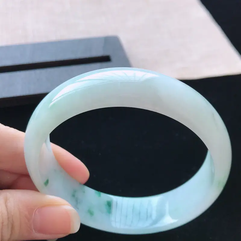 【正圈:57.3。天然翡翠A货。老坑飘绿花手镯。玉质莹润,佩戴清秀优雅。尺寸:57.3*15.8*6.3mm】图7