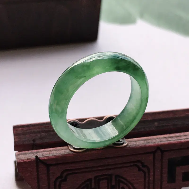 【自然光实拍冰种满绿19.8圈戒指,质地细腻呦结,通透水润,颜色均匀,无纹裂,规格:19.8*6.2*3.3mm】图6