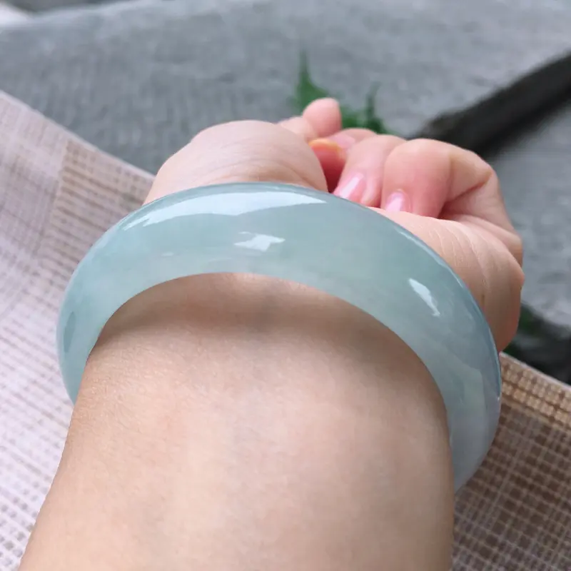 【贵妃58适合正圈56佩戴,天然A货翡翠-水润起胶感,精美双彩,种水好,起荧光,贵妃玉手镯 完美无纹裂,尺寸圈口58.0/51.2/13.5/7.0 120550】图7