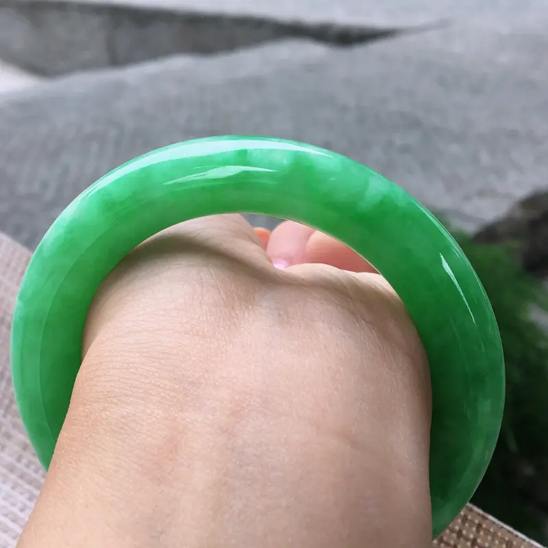 【圆条56,天然A货翡翠-莹润优雅,精美满绿,质地细腻,颜色漂亮,圆条玉手镯 ,尺寸圈口56.0/10.7/11.7 120554】图7