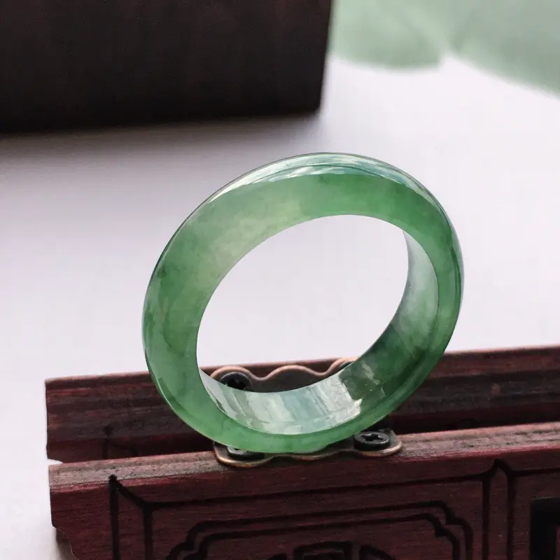 【自然光实拍冰种满绿19.8圈戒指,质地细腻呦结,通透水润,颜色均匀,无纹裂,规格:19.8*6.2*3.3mm】图7