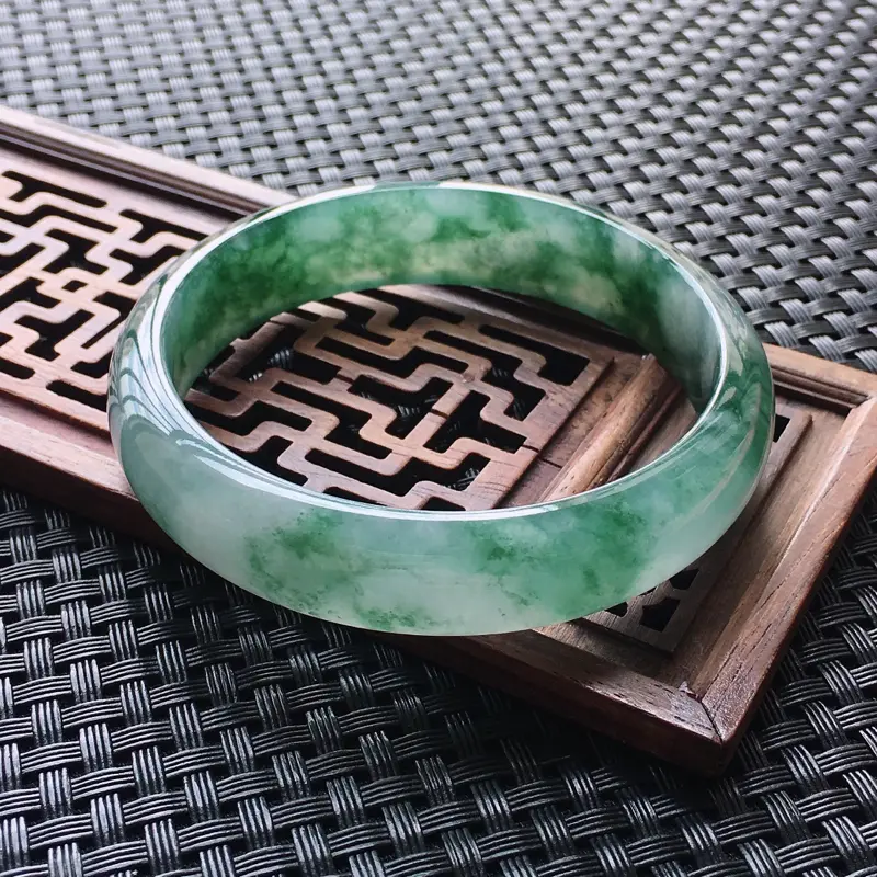 【翡翠A货飘花镯,蓝花正圈手镯,圈口59.5,飘花灵动,版型正品相好,种水俱佳,无纹裂】图2