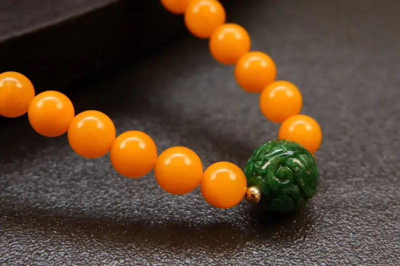 【原创纯天然鸡油黄蜜蜡双圈手串!由天然8.3mm天然蜜蜡搭配天然A货翡翠辣绿回纹珠,天然蜜蜡鸡油黄立体钱袋子,天然精品瓦西南红立体金元宝,天然绿松隔珠搭配而成!品质干净!款式简洁大方!总重:20.5克!】图5