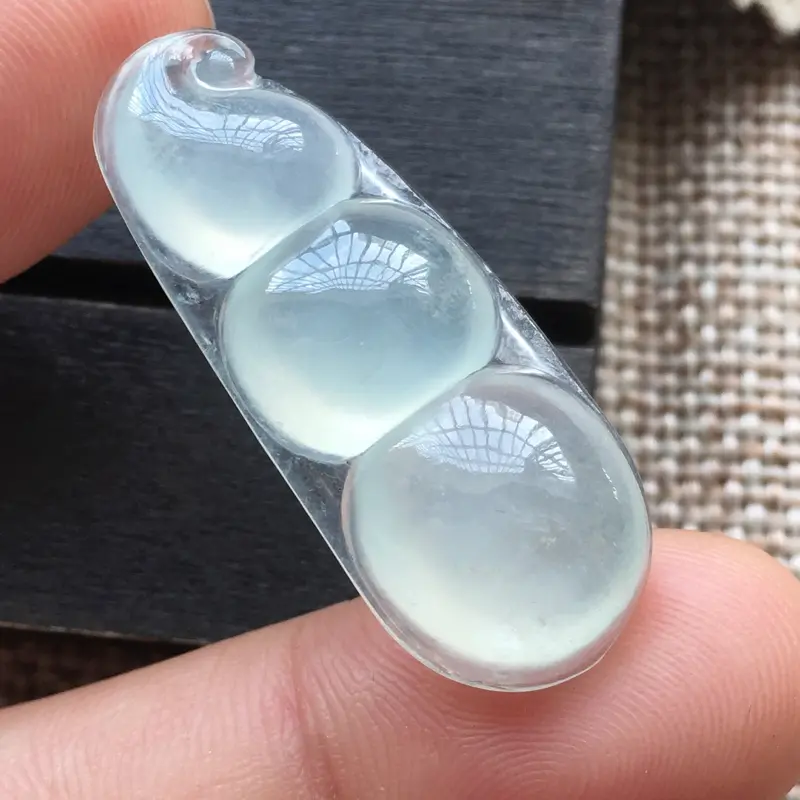 【自然光实拍,缅甸a货翡翠,冰种福豆,种好水润,玉质细腻,饱满,雕工精细,漂亮,品相佳,有孔可直接佩戴。】图6