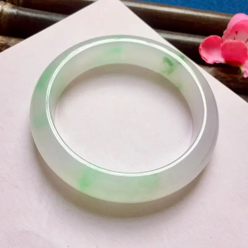 【正圈57.5mm,糯化种飘果绿手镯,底子水润饱满,纯净迷人玉质,清甜果绿花,贵气十足】图1
