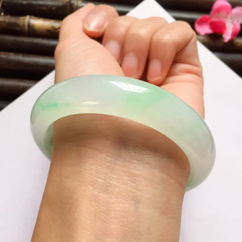 【正圈57.5mm,糯化种飘果绿手镯,底子水润饱满,纯净迷人玉质,清甜果绿花,贵气十足】图4