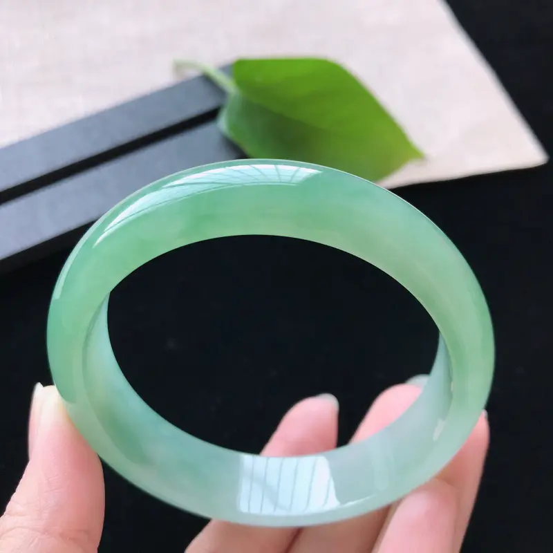 【正圈:58.6。天然翡翠A货。老坑冰糯种飘绿手镯。色泽鲜艳,佩戴高贵优雅。尺寸:58.6*15*7.5mm】图5