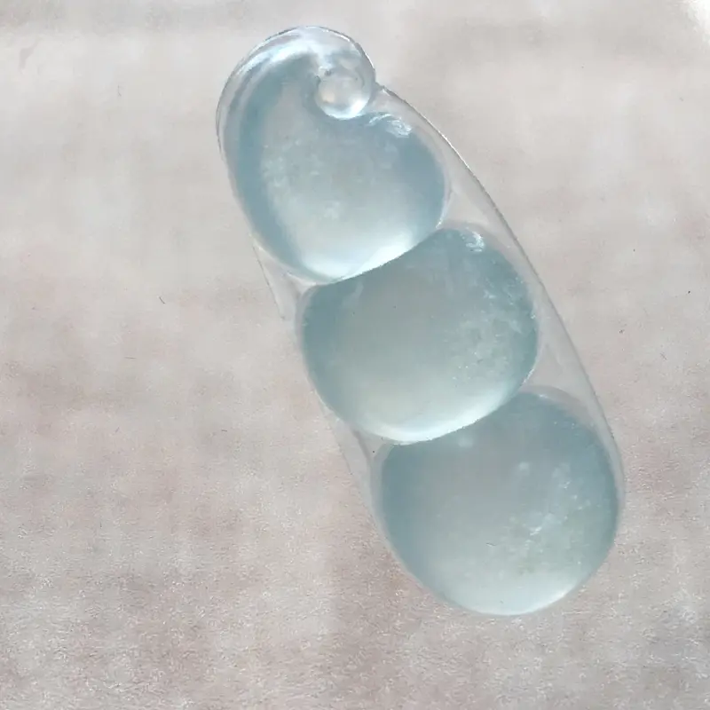 【自然光实拍,缅甸a货翡翠,冰种福豆,种好水润,玉质细腻,饱满,雕工精细,漂亮,品相佳,有孔可直接佩戴。】图7