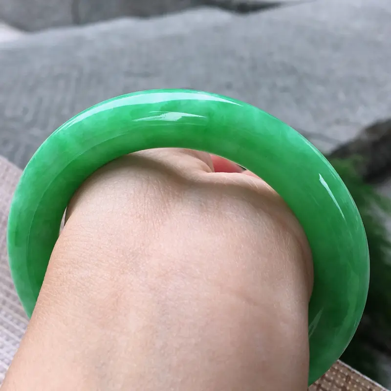 【圆条56,天然A货翡翠-莹润优雅,精美满绿,质地细腻,颜色漂亮,圆条玉手镯 ,尺寸圈口56.0/10.7/11.7 120554】图6