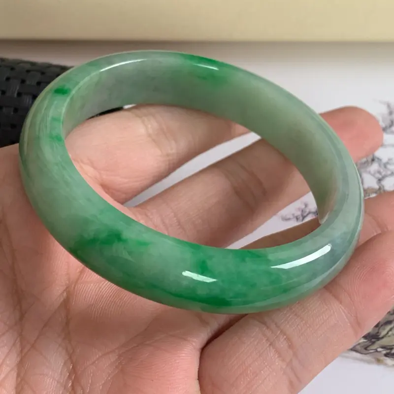 【水润飘绿翡翠正圈手镯57.3mm,尺寸57.3*13.1*8mm,料子细腻,色彩鲜艳,版型宽厚大方,上手时尚优雅】图6