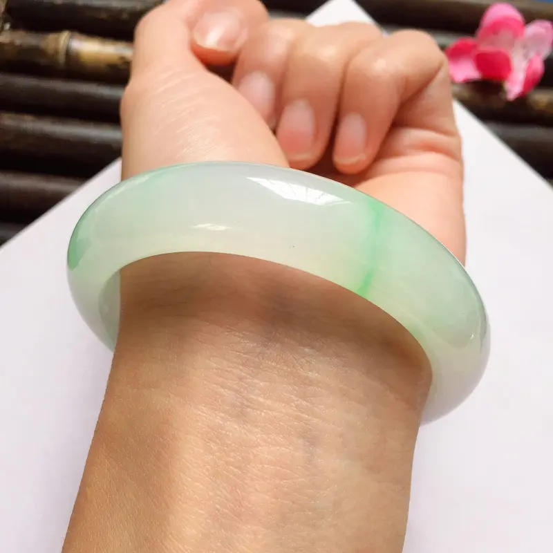 【正圈57.5mm,糯化种飘果绿手镯,底子水润饱满,纯净迷人玉质,清甜果绿花,贵气十足】图5