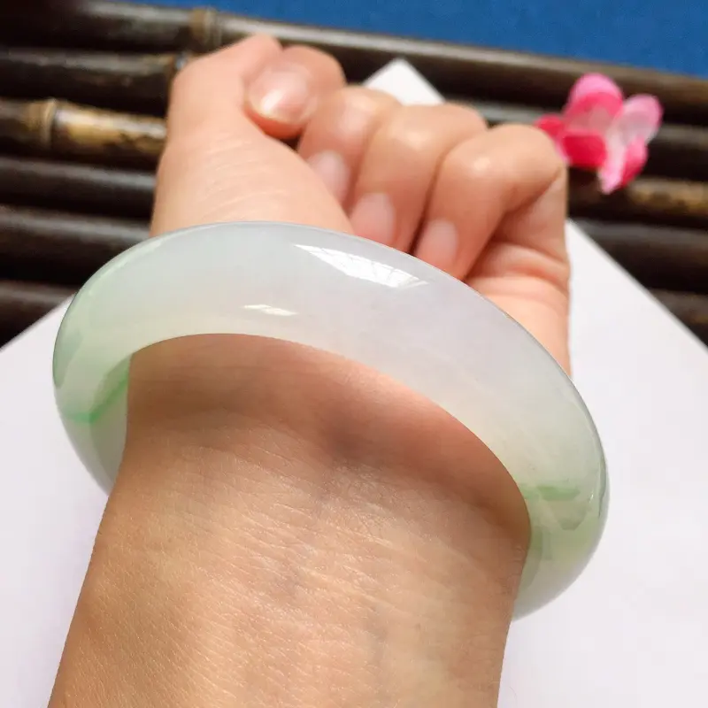 【正圈57.5mm,糯化种飘果绿手镯,底子水润饱满,纯净迷人玉质,清甜果绿花,贵气十足】图7