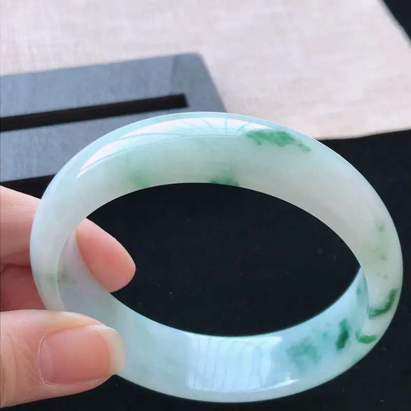 【正圈:57.3。天然翡翠A货。老坑飘绿花手镯。玉质莹润,佩戴清秀优雅。尺寸:57.3*15.8*6.3mm】图4