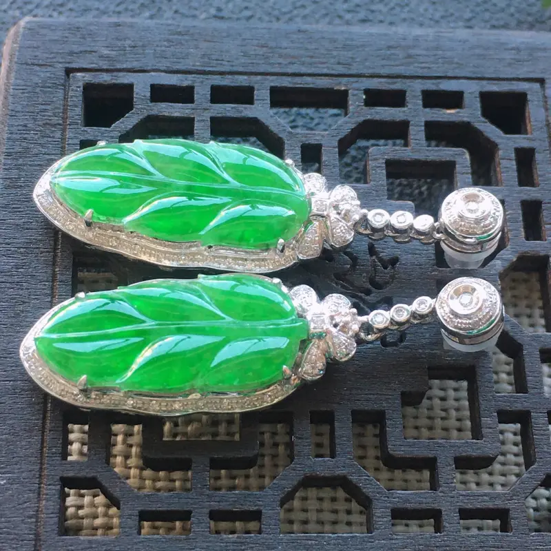 【精品翡翠18K镶嵌伴钻事业有成耳钉,雕工精美,玉质莹润,尺寸:裸石尺寸:21*9.5*2.2MM,总质量:6.4g】图3