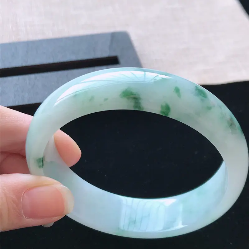 【正圈:57.3。天然翡翠A货。老坑飘绿花手镯。玉质莹润,佩戴清秀优雅。尺寸:57.3*15.8*6.3mm】图3
