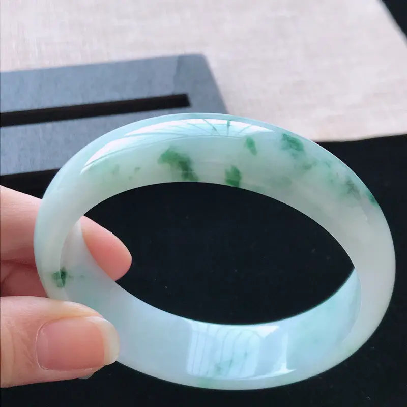【正圈:57.3。天然翡翠A货。老坑飘绿花手镯。玉质莹润,佩戴清秀优雅。尺寸:57.3*15.8*6.3mm】图1