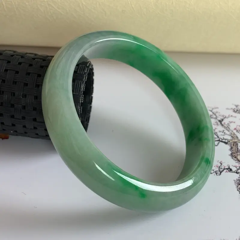 【水润飘绿翡翠正圈手镯57.3mm,尺寸57.3*13.1*8mm,料子细腻,色彩鲜艳,版型宽厚大方,上手时尚优雅】图3
