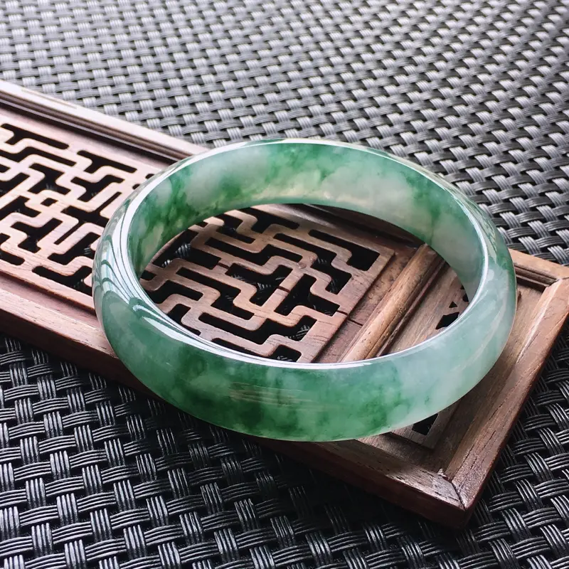 【翡翠A货飘花镯,蓝花正圈手镯,圈口59.5,飘花灵动,版型正品相好,种水俱佳,无纹裂】图3
