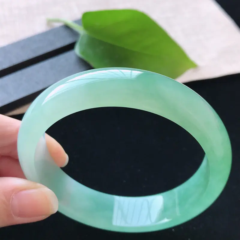 【正圈:58.6。天然翡翠A货。老坑冰糯种飘绿手镯。色泽鲜艳,佩戴高贵优雅。尺寸:58.6*15*7.5mm】图2