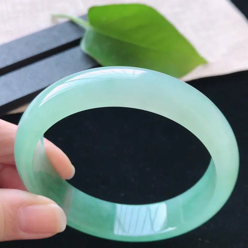【正圈:58.6。天然翡翠A货。老坑冰糯种飘绿手镯。色泽鲜艳,佩戴高贵优雅。尺寸:58.6*15*7.5mm】图6