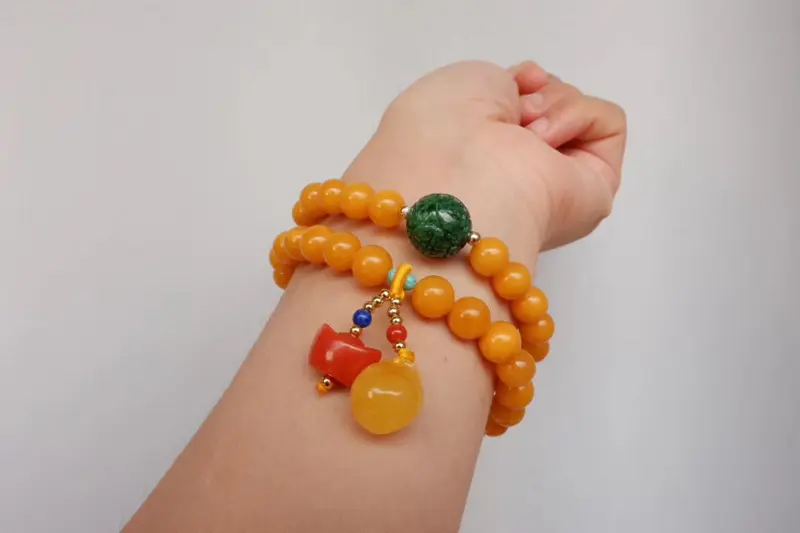 【原创纯天然鸡油黄蜜蜡双圈手串!由天然8.3mm天然蜜蜡搭配天然A货翡翠辣绿回纹珠,天然蜜蜡鸡油黄立体钱袋子,天然精品瓦西南红立体金元宝,天然绿松隔珠搭配而成!品质干净!款式简洁大方!总重:20.5克!】图6