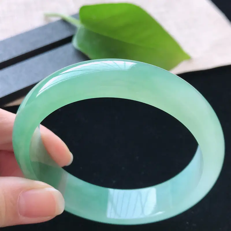 【正圈:58.6。天然翡翠A货。老坑冰糯种飘绿手镯。色泽鲜艳,佩戴高贵优雅。尺寸:58.6*15*7.5mm】图4