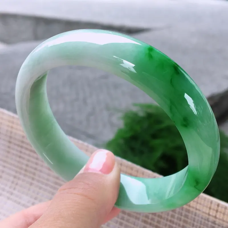 【正圈57-58,天然A货翡翠-老坑莹润,精美飘绿,质地细腻,正装玉手镯 完美无纹裂,尺寸圈口57.6/14.5/7.4 120529】图5
