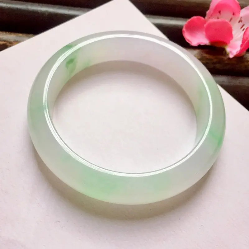 【正圈57.5mm,糯化种飘果绿手镯,底子水润饱满,纯净迷人玉质,清甜果绿花,贵气十足】图2