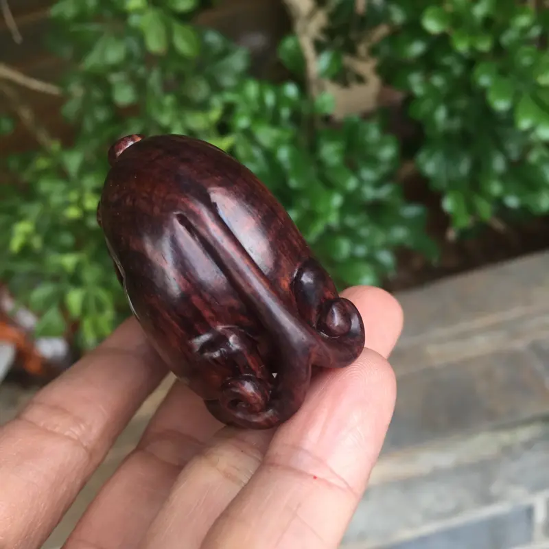 【海南黄花梨紫油梨貔貅,材质质感细腻光滑,满满的大黑线,大师纯手工精雕,造型独特,长60.宽40.6.厚25.克重30g】图2