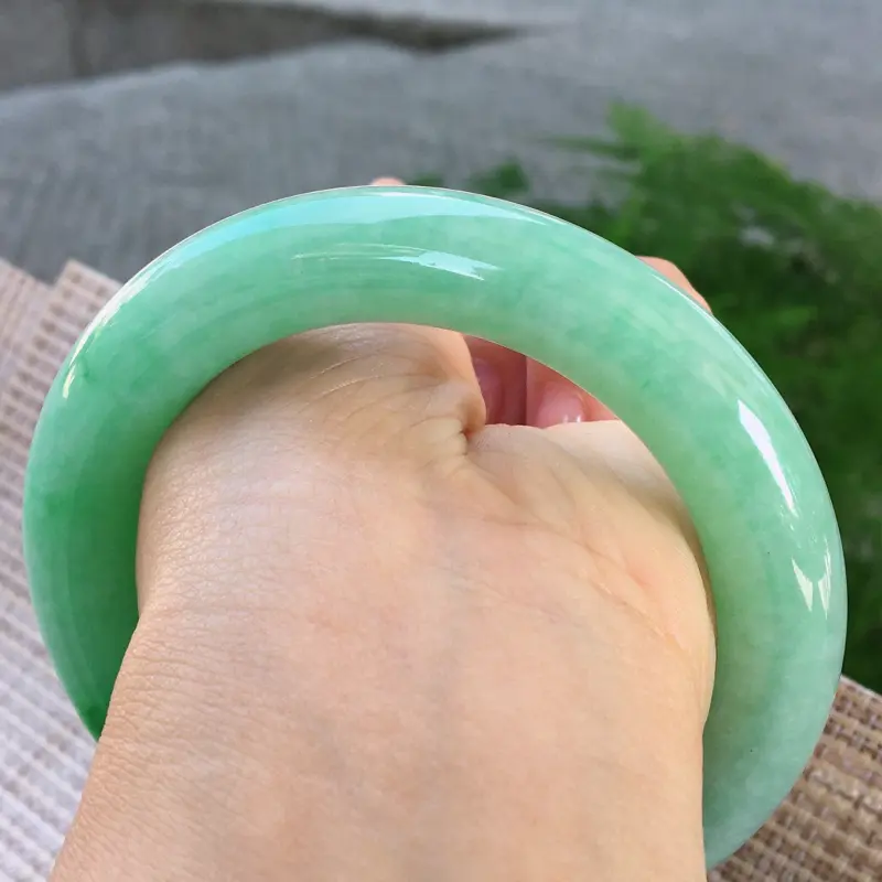 【圆条58,天然翡翠手镯-莹润优雅,精美飘绿,质地细腻,饱满圆条玉手镯 完美无纹裂,尺寸圈口58.0/12.5/12.3 120851】图6