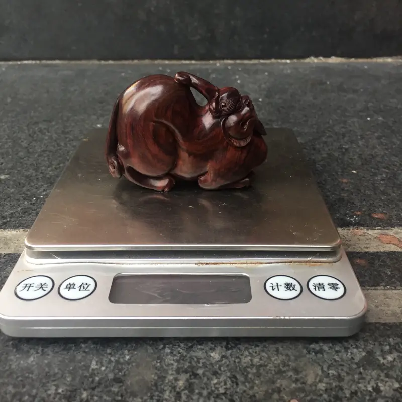 【海南黄花梨紫油梨貔貅,材质质感细腻光滑,满满的大黑线,大师纯手工精雕,造型独特,长60.宽40.6.厚25.克重30g】图4