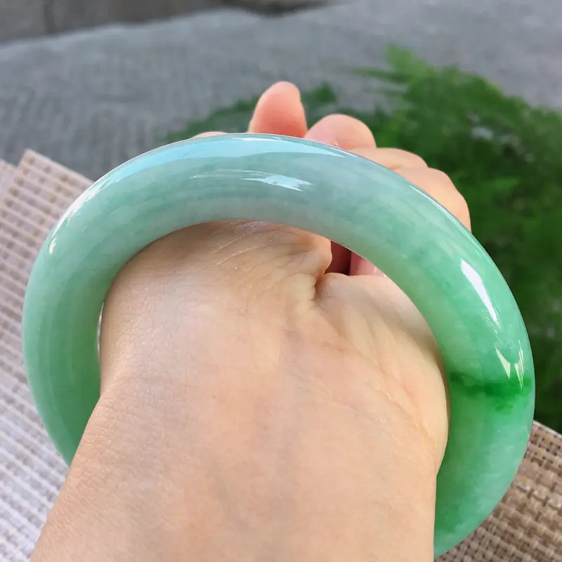 【圆条58,天然翡翠手镯-莹润优雅,精美飘绿,质地细腻,饱满圆条玉手镯 完美无纹裂,尺寸圈口58.0/12.5/12.3 120851】图7