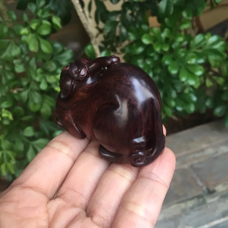 【海南黄花梨紫油梨貔貅,材质质感细腻光滑,满满的大黑线,大师纯手工精雕,造型独特,长60.宽40.6.厚25.克重30g】图5
