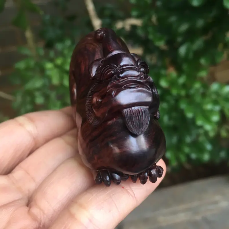 【海南黄花梨紫油梨貔貅,材质质感细腻光滑,满满的大黑线,大师纯手工精雕,造型独特,长60.宽40.6.厚25.克重30g】图10