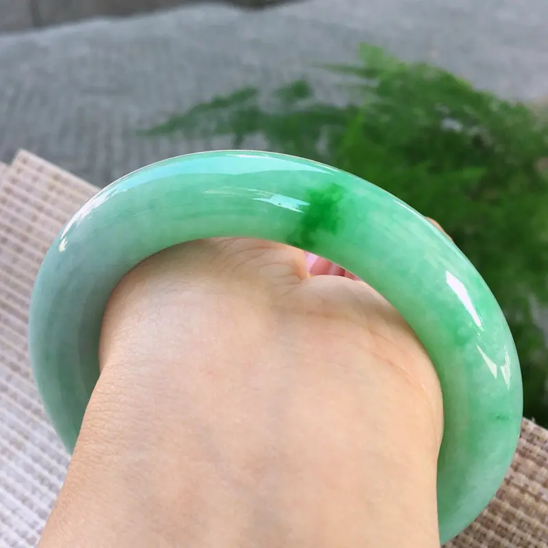 【圆条58,天然翡翠手镯-莹润优雅,精美飘绿,质地细腻,饱满圆条玉手镯 完美无纹裂,尺寸圈口58.0/12.5/12.3 120851】图5