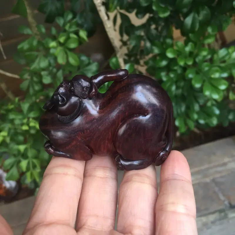 【海南黄花梨紫油梨貔貅,材质质感细腻光滑,满满的大黑线,大师纯手工精雕,造型独特,长60.宽40.6.厚25.克重30g】图3