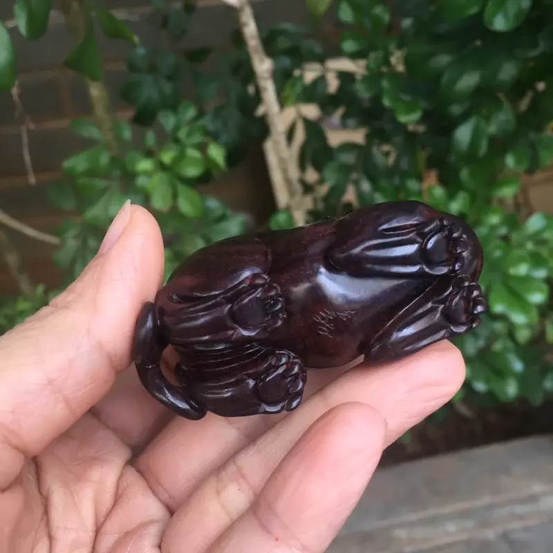 【海南黄花梨紫油梨貔貅,材质质感细腻光滑,满满的大黑线,大师纯手工精雕,造型独特,长60.宽40.6.厚25.克重30g】图8