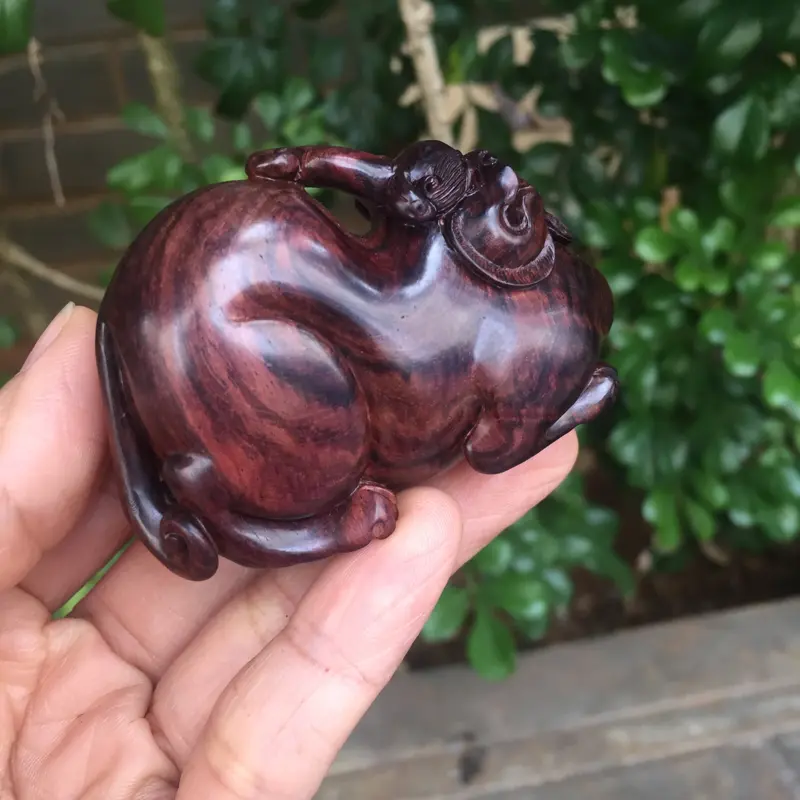 【海南黄花梨紫油梨貔貅,材质质感细腻光滑,满满的大黑线,大师纯手工精雕,造型独特,长60.宽40.6.厚25.克重30g】图6