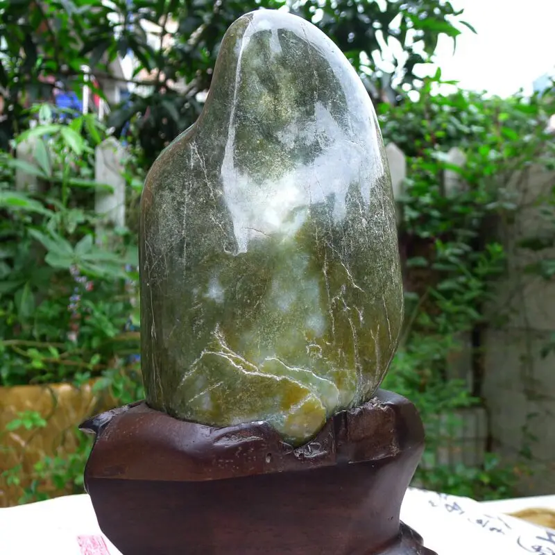 【翡翠原石皮,老种老油青蓝水绿达摩摆件 达摩大师菩提树下修禅精品摆件 裸石尺寸200*120*50mm 连座310*210*120mm 重2.51公斤】图8