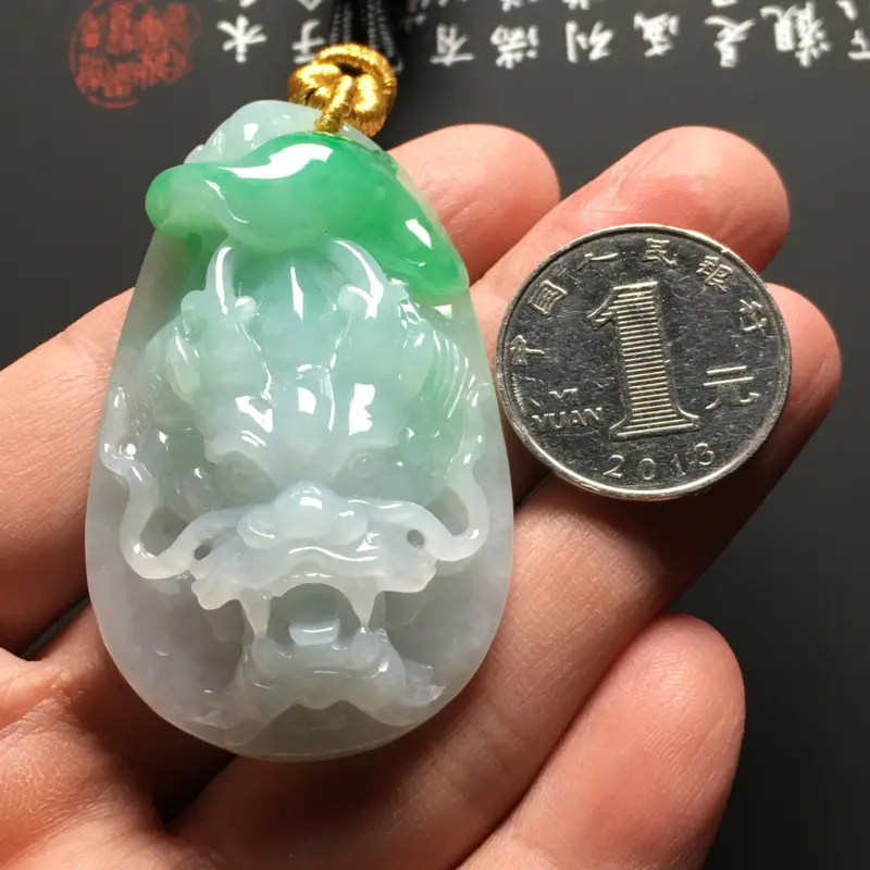 糯种带色龙头吊坠 尺寸58.8-35-12.5毫米 质地细腻 雕工精湛 翠色艳丽