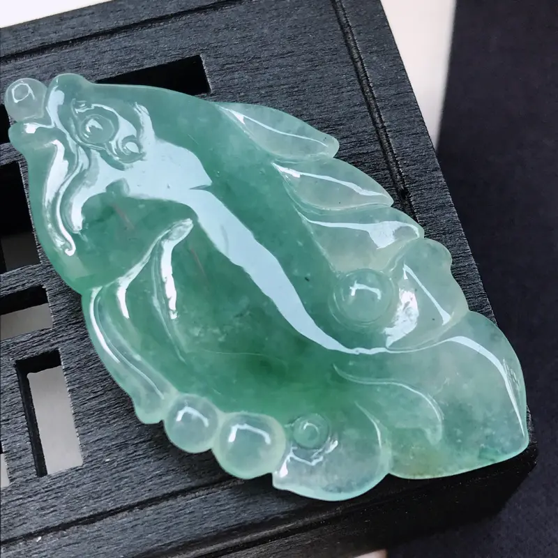 【翡翠A货 糯化种水润飘花翡翠年年有鱼吊坠 尺寸48.5/24.7/6】图2