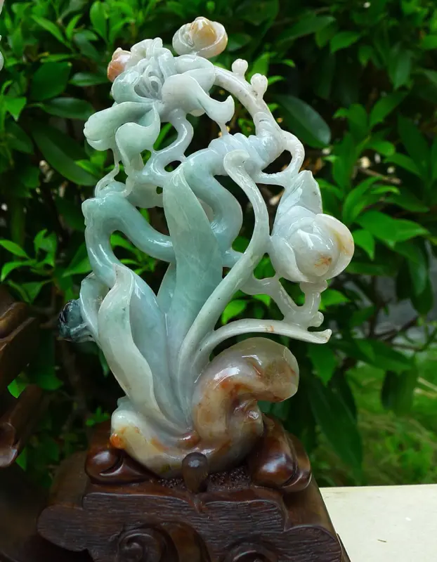 【收藏佳品 三彩花开富贵摆件 缅甸天然翡翠A货 精美 三彩花开富贵摆件 天赐平安福禄寿 地生金玉富贵春 福寿双全 多子多福 财源滚滚 步步高深 升官发财 福星高照 雕刻精美线条流畅种水好 搭配精美高档檀木底座 尺寸280.225.83裸石尺寸 178.103.40 156.80.20裸石重量1.18斤 收藏送礼佳品。】图2