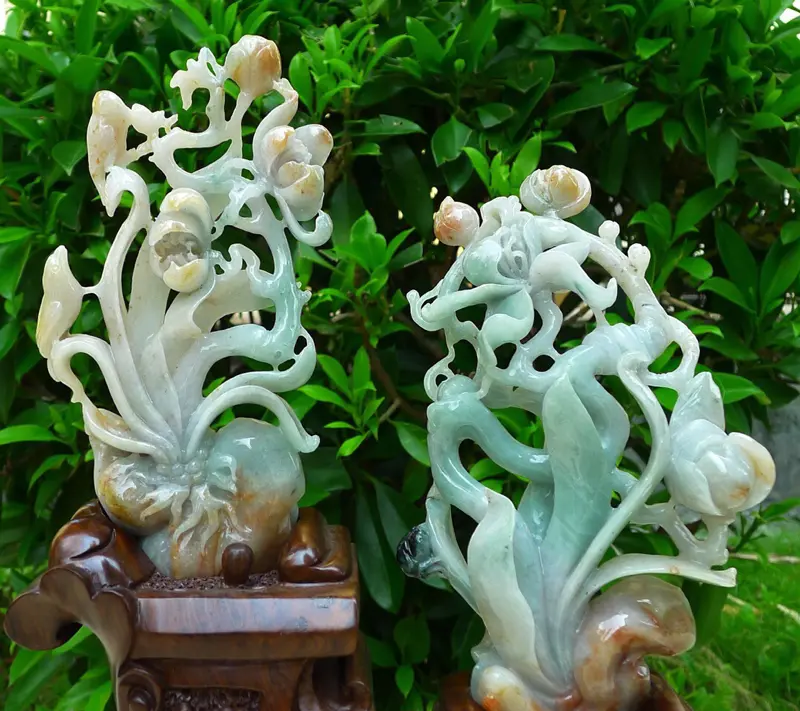 【收藏佳品 三彩花开富贵摆件 缅甸天然翡翠A货 精美 三彩花开富贵摆件 天赐平安福禄寿 地生金玉富贵春 福寿双全 多子多福 财源滚滚 步步高深 升官发财 福星高照 雕刻精美线条流畅种水好 搭配精美高档檀木底座 尺寸280.225.83裸石尺寸 178.103.40 156.80.20裸石重量1.18斤 收藏送礼佳品。】图4