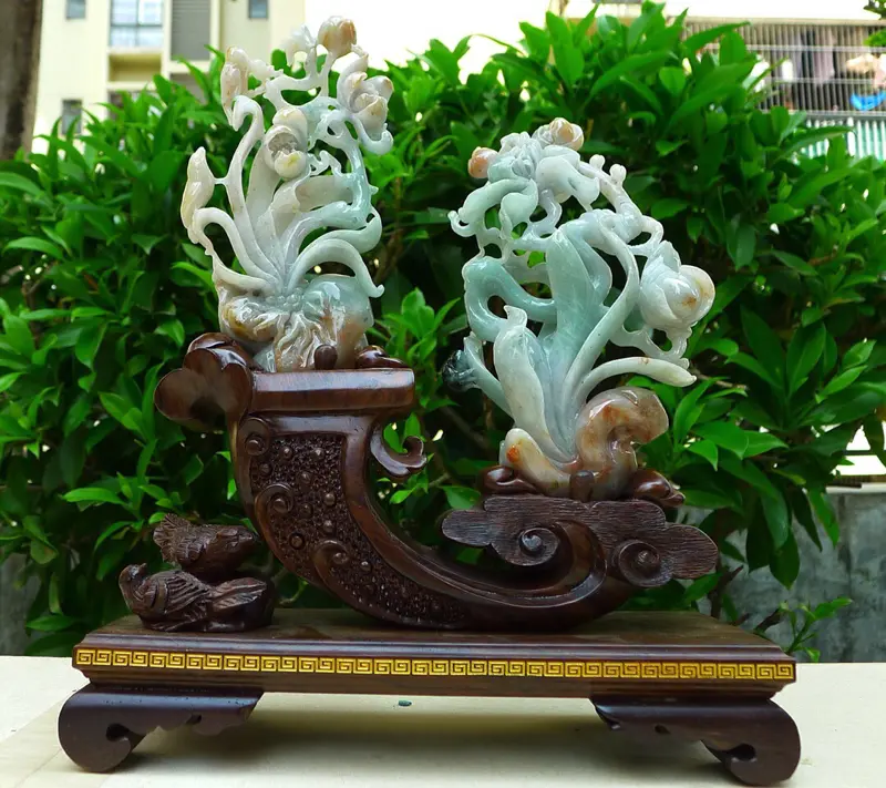 【收藏佳品 三彩花开富贵摆件 缅甸天然翡翠A货 精美 三彩花开富贵摆件 天赐平安福禄寿 地生金玉富贵春 福寿双全 多子多福 财源滚滚 步步高深 升官发财 福星高照 雕刻精美线条流畅种水好 搭配精美高档檀木底座 尺寸280.225.83裸石尺寸 178.103.40 156.80.20裸石重量1.18斤 收藏送礼佳品。】图5