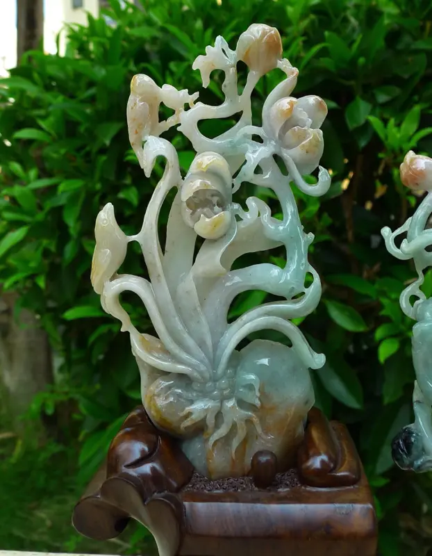 【收藏佳品 三彩花开富贵摆件 缅甸天然翡翠A货 精美 三彩花开富贵摆件 天赐平安福禄寿 地生金玉富贵春 福寿双全 多子多福 财源滚滚 步步高深 升官发财 福星高照 雕刻精美线条流畅种水好 搭配精美高档檀木底座 尺寸280.225.83裸石尺寸 178.103.40 156.80.20裸石重量1.18斤 收藏送礼佳品。】图3