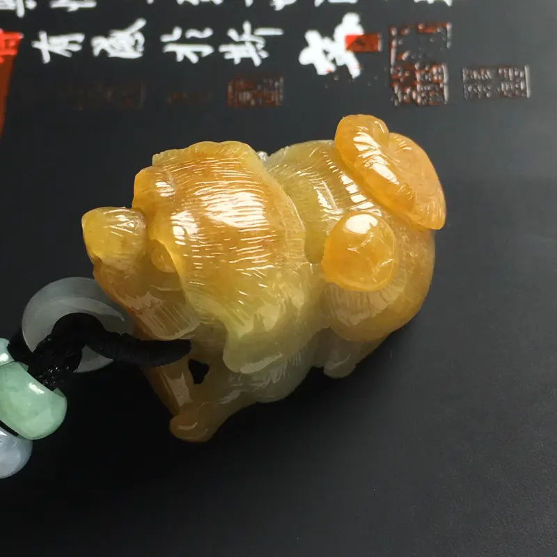 【糯种黄翡旺财吊坠 尺寸37-26-6毫米 色泽艳丽 玉质细腻 款式精致】图2
